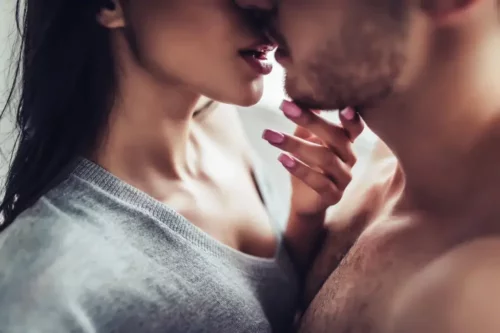 Par, der kysser, repræsenterer seksuel intelligens