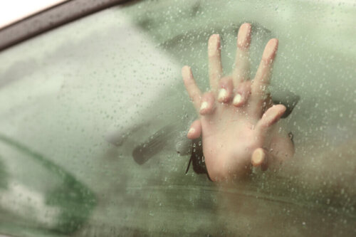 Hænder på rude viser sex i bil, som skildrer socioseksualitet
