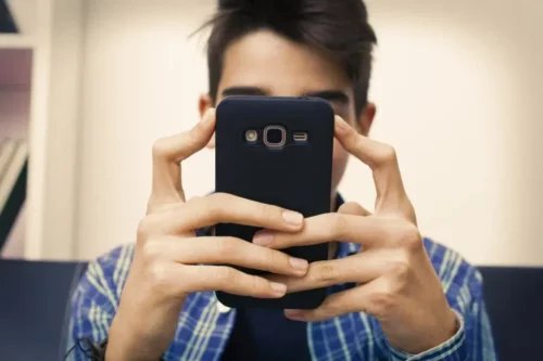 Teenager med telefon repræsenterer personer, der besvarer beskeder uden at sende dem