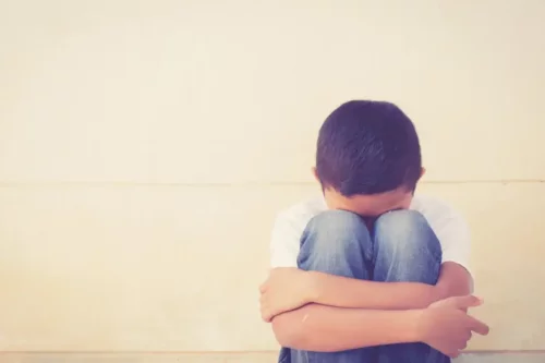 Trist dreng er plaget af passiv følelsesmæssig omsorgssvigt