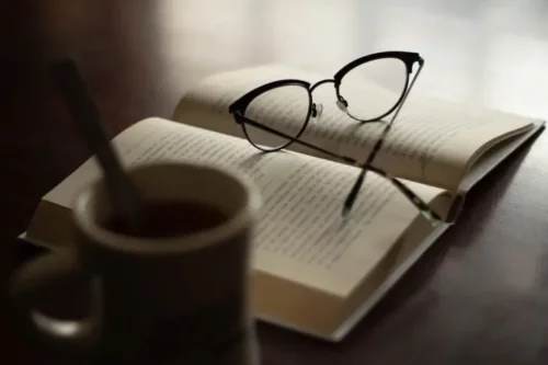 Briller på en åben bog