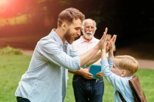 Far giver sin søn en high five