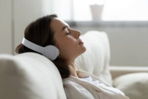 Sig farvel til kroniske smerter ved at lytte til dine yndlingssange