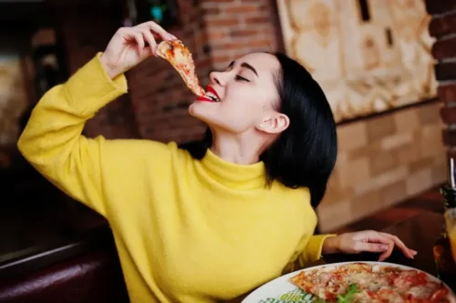 Kvinde nyder pizza