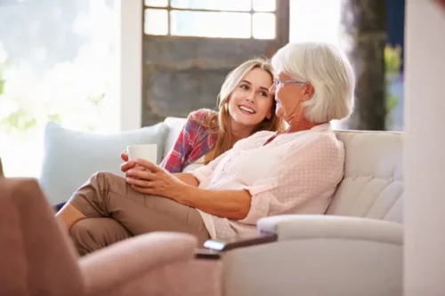 En pige med sin bedstemor nyder relationer mellem generationerne