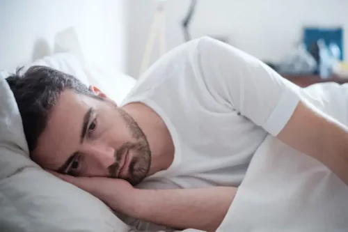 Søvnløs mand repræsenterer, at søvnmangel dræber neuroner