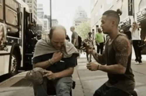 Bustos klipper en mand på gaden