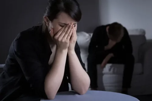 Deprimeret kvinde oplever kumulativ sorg