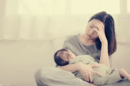 Deprimeret mor med baby repræsenterer, at nogle mødre ikke elsker deres børn