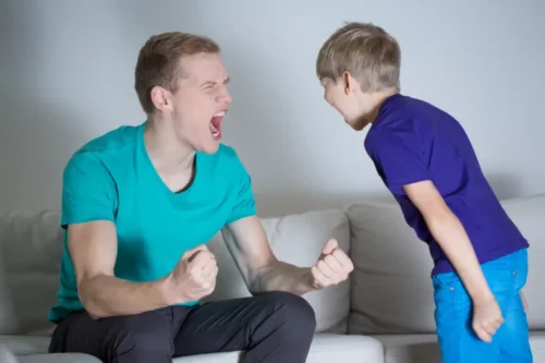 Far og søn råber af hinanden