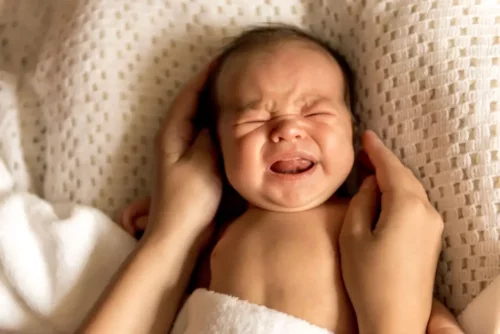 Baby, der græder, får os til at spørge, hvordan man kan trøste grædende babyer