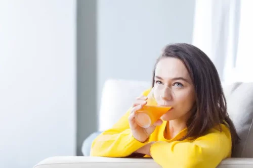 En kvinde drikker juice