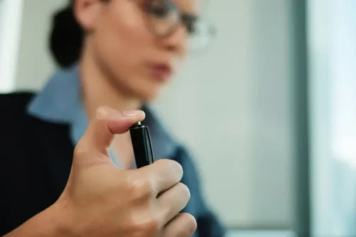 Kvinde klikker tvangsmæssigt med en kuglepen