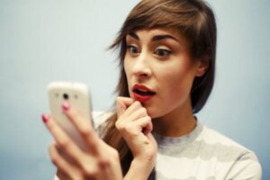 Spredning af falske oplysninger på de sociale medier