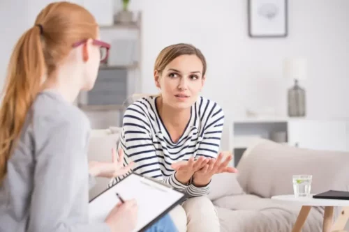 Kvinde i terapi repræsenterer nye psykoterapeuter