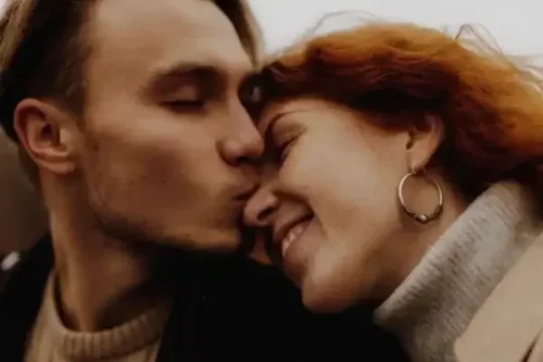 Et lykkeligt par, hvor manden kysser kvinden på næsen repræsenterer et internaliseret locus of control