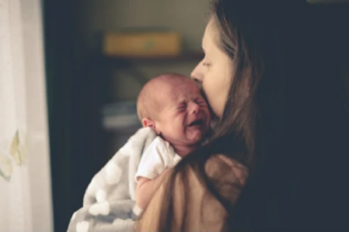 Sådan kan du trøste grædende babyer ifølge videnskaben