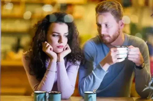 En utilfreds kvinde drikker kaffe med en mand