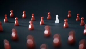 Hvad er afværgende racisme, og hvordan kan jeg undgå at gøre det muligt?