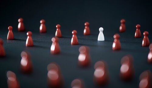 Hvad er afværgende racisme, og hvordan kan jeg undgå at gøre det muligt?