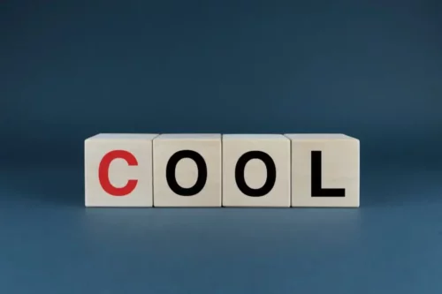 Træklodser danner ordet cool