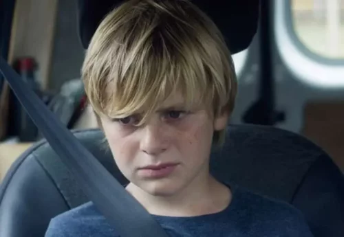 Deprimeret dreng i bil