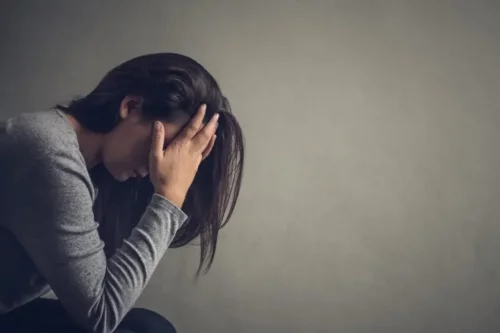 Deprimeret kvinde repræsenterer overlevende efter et traume