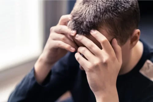 Deprimeret ung mand repræsenterer angst hos teenagere