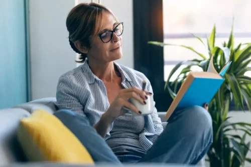 Kvinde læser bog, da hun er selvlært