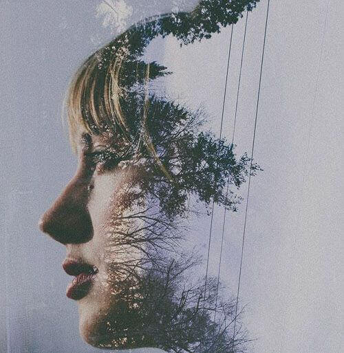 Kvindes profil smeltet sammen med træer