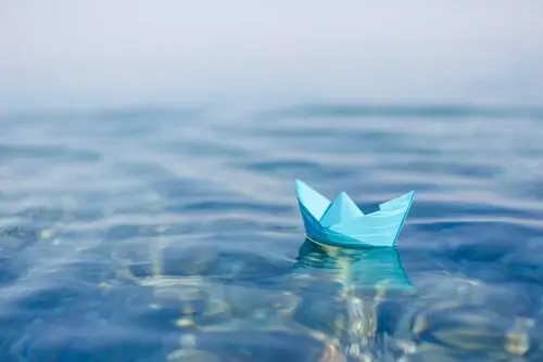 Papirbåd på vand