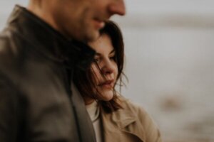 Hvordan man elsker en person med tilknytningsproblemer