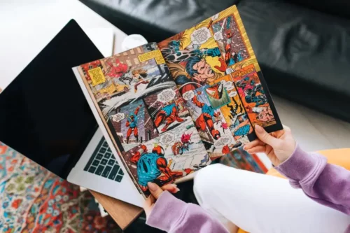 En person læser tegneserier