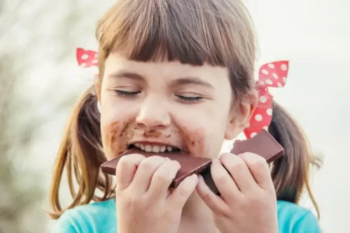 Lille pige spiser chokolade