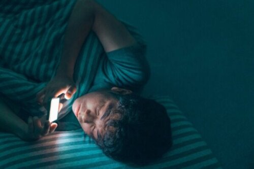 Risici ved brug af mobiltelefoner om natten for teenagere