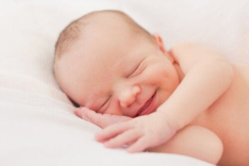 Den spændende udvikling af en babys smil