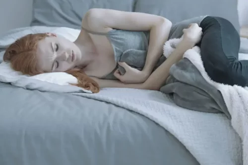Kvinde med anoreksi ligger i seng