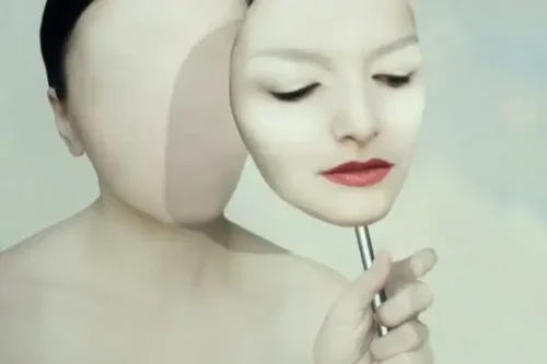 Kvinde, der tager maske på, repræsenterer at søge perfektion