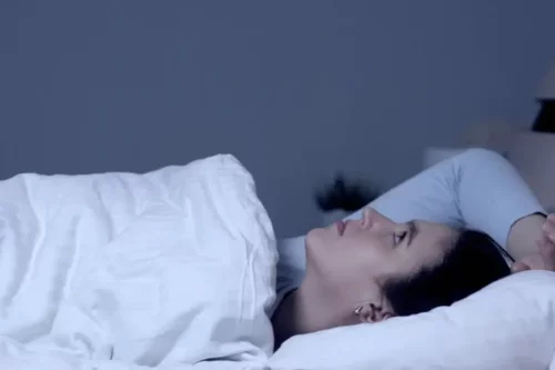 Kvinde i seng oplever søvnløshed