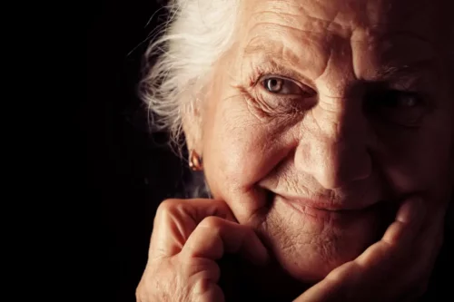 Nærbillede af en smilende ældre kvinde