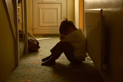 Trist dreng er offer for vold i hjemmet