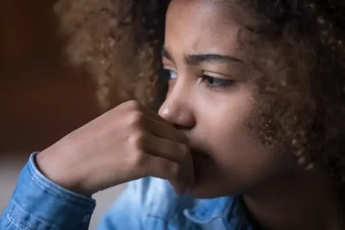 Trist pige repræsenterer isolation hos teenagere