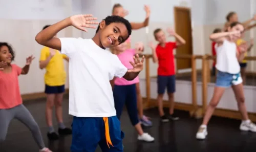 Børn motionerer som en del af bevægelsesbaseret læring