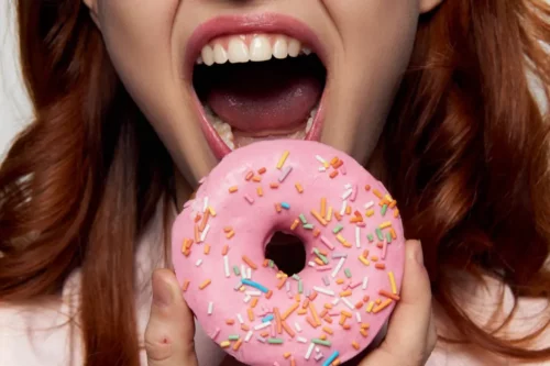 Kvinde med donut og åben mund