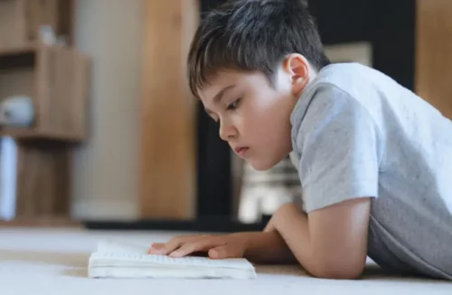 Dreng læser og repræsenterer fortællingsterapi