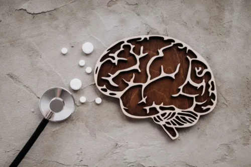 Model af hjerne ved siden af nogle piller