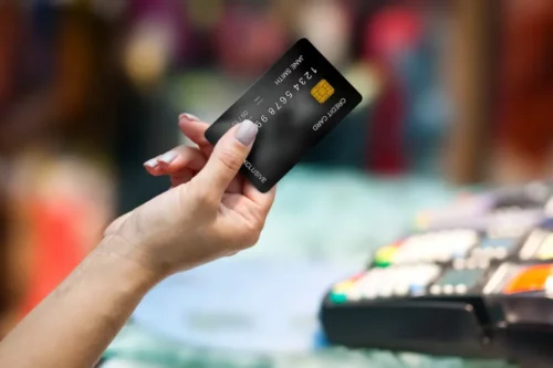 Kvinde betaler med kreditkort