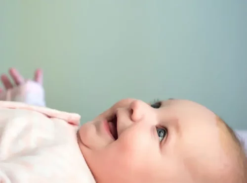 Nærbillede af en baby med livlige øjne repræsenterer perceptuel vedholdenhed