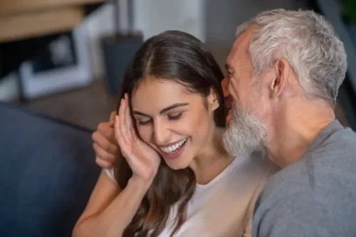 Par krammer og griner sammen, men da manden er ældre end kvinden, repræsenterer de far-problemer