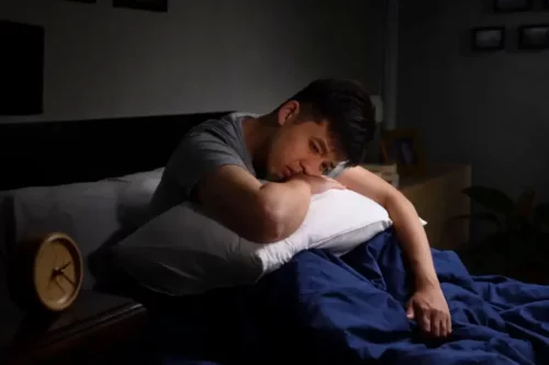 Søvnløs mand kæmper med effekterne af alkohol og anxiolytika